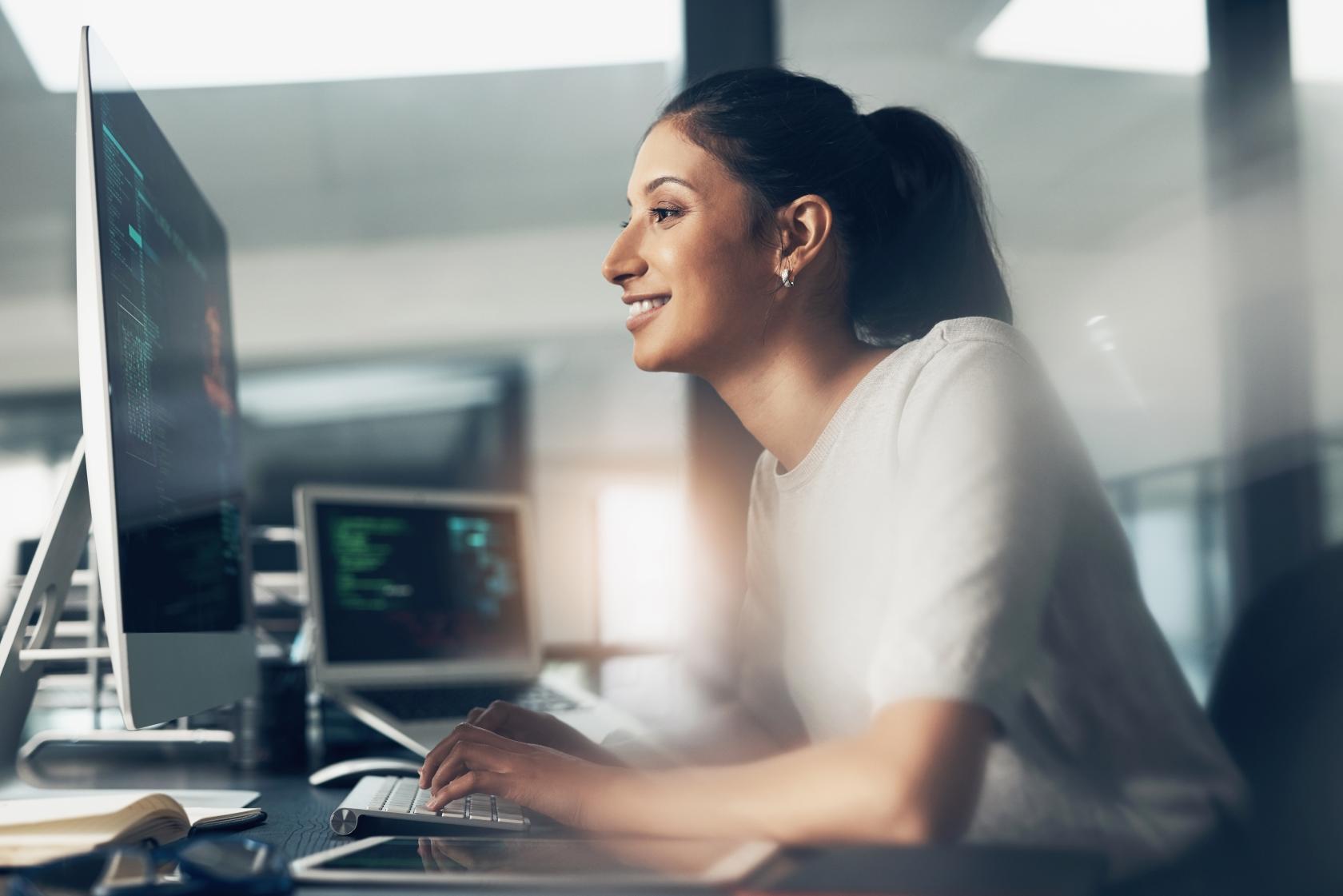 Woman-Coding-494618834.jpeg